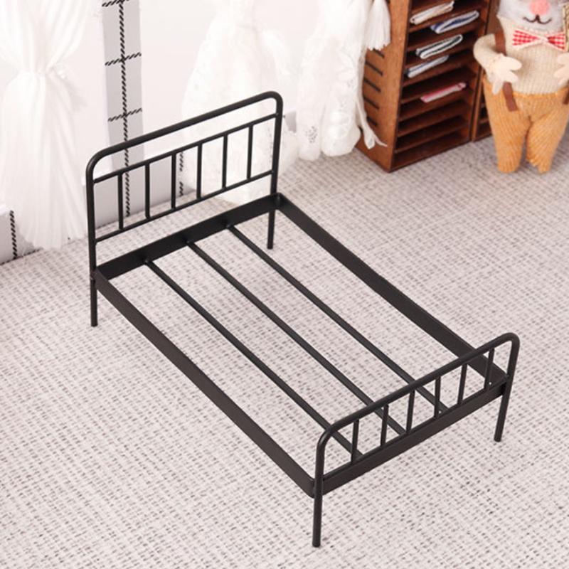 Bedroom Furniture - 1 個 1:12 ドールハウスミニチュア鉄人形ベッドモデルミニ人形家具シミュレーションベッド寝室 DIY アクセサリーおもちゃ